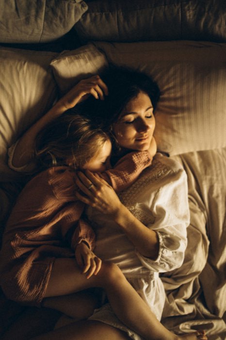Mère et enfant endormis, blottis l'un contre l'autre